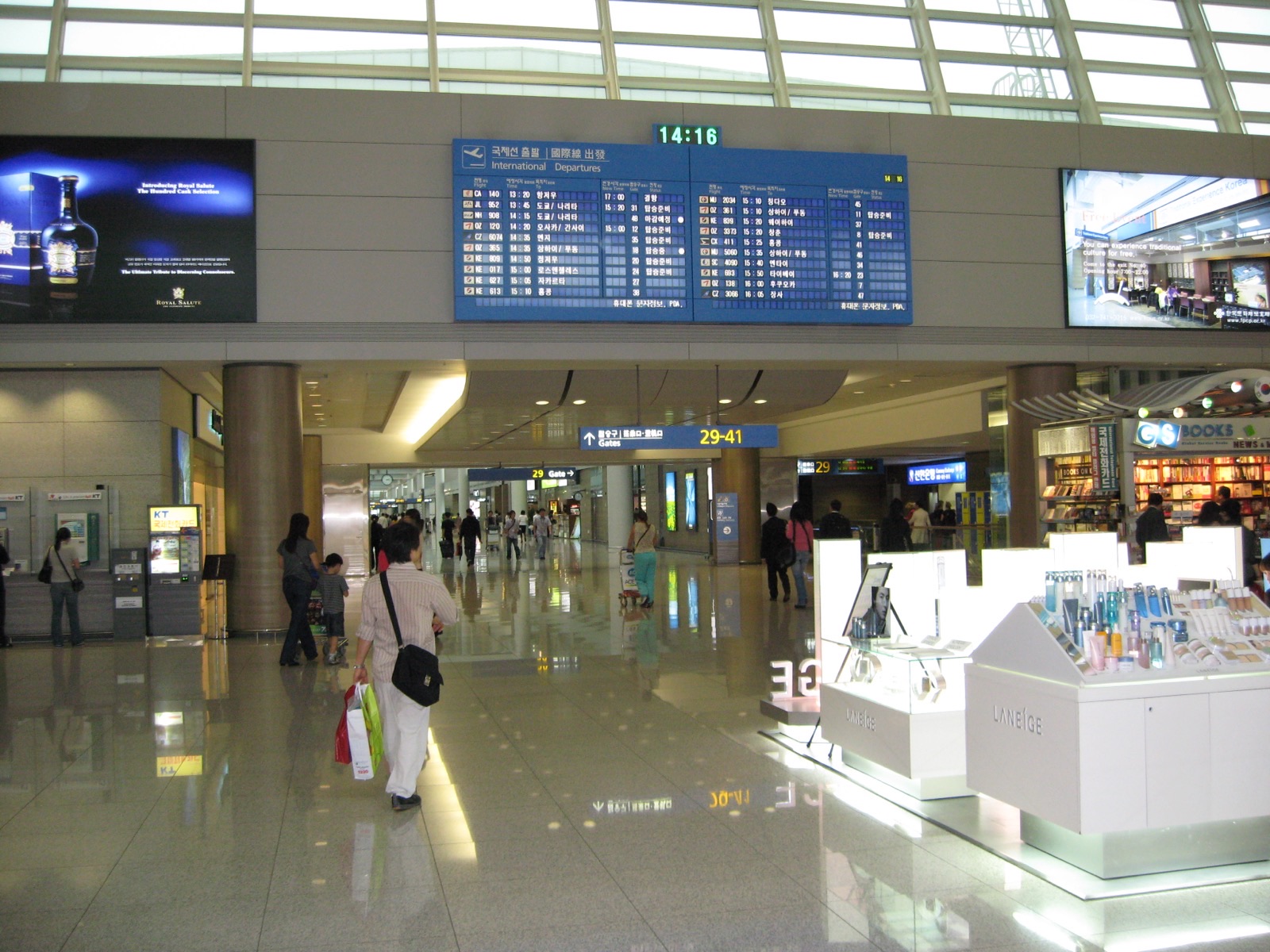 인천공항 터미널 안 넓은 홀