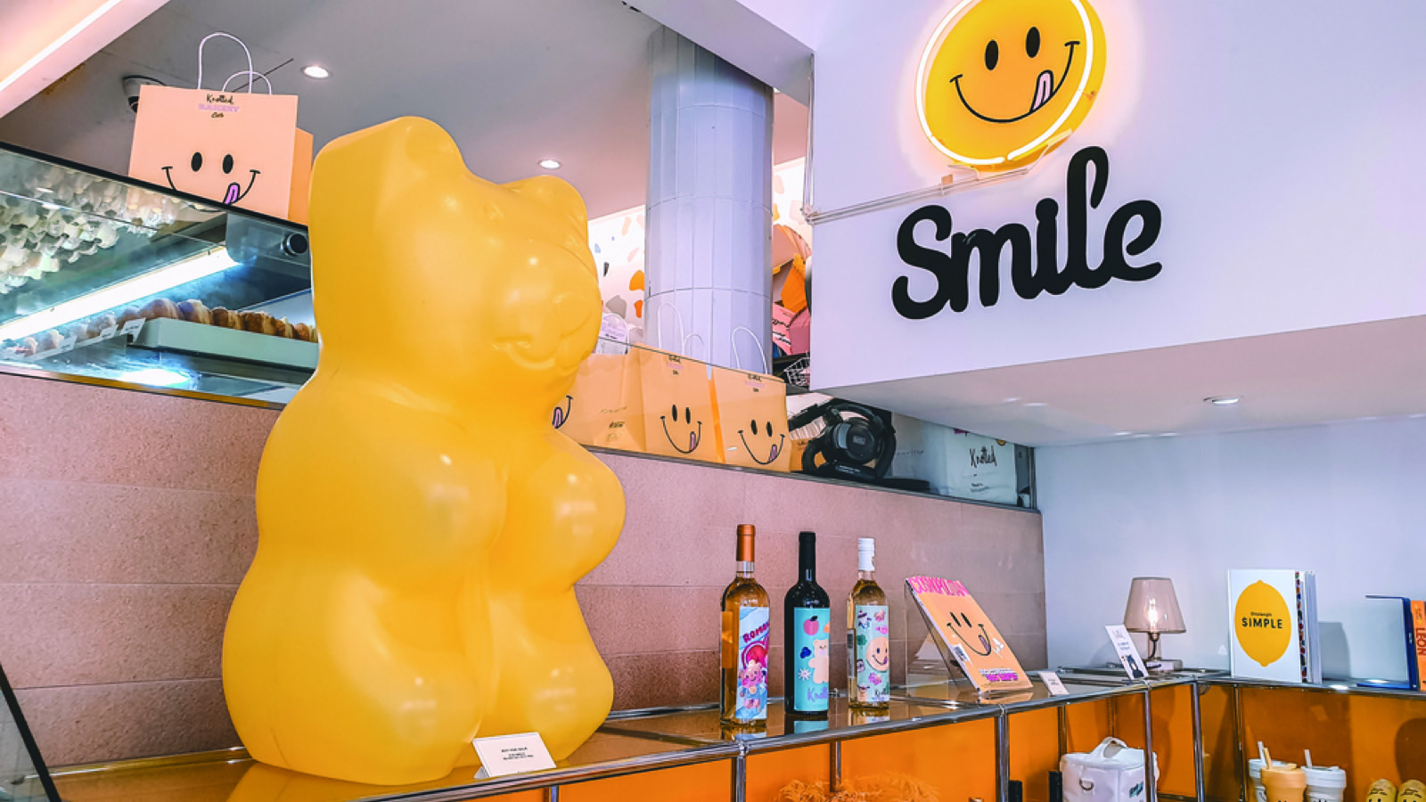카페 노티드 청담 곰 인형과 스마일 간판