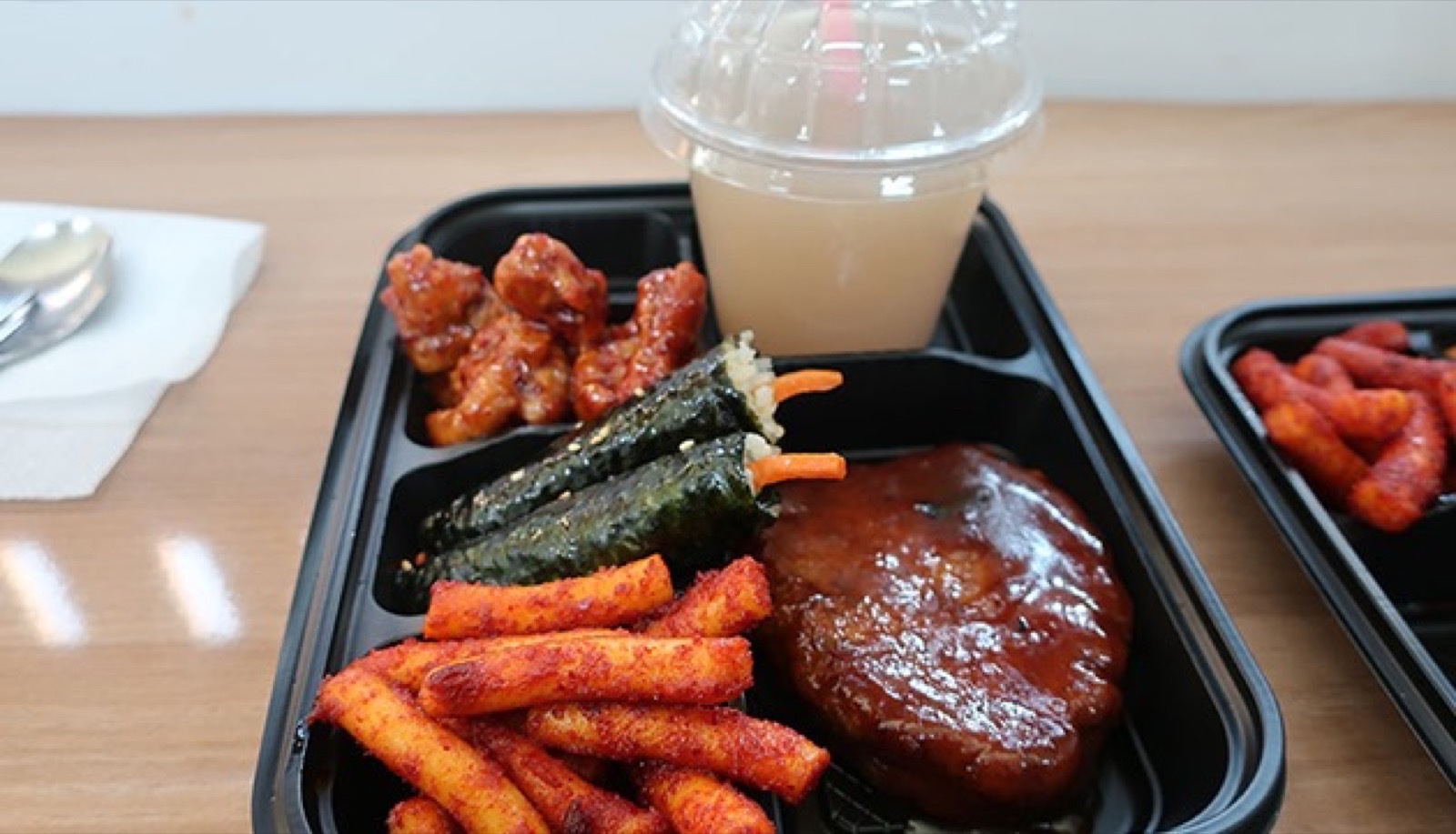 엽전으로 산 반찬을 담은 도시락