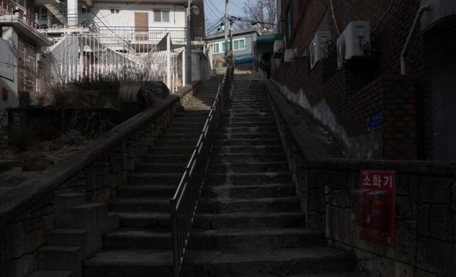 후암동 골목의 또 다른 낮은 돌계단