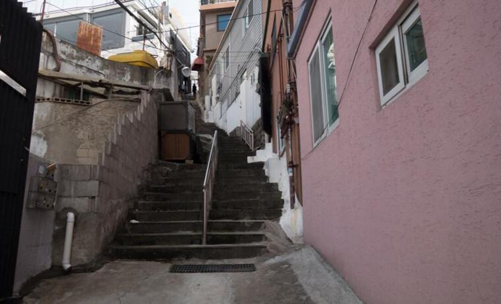 분홍색 집 옆 조용한 계단 골목