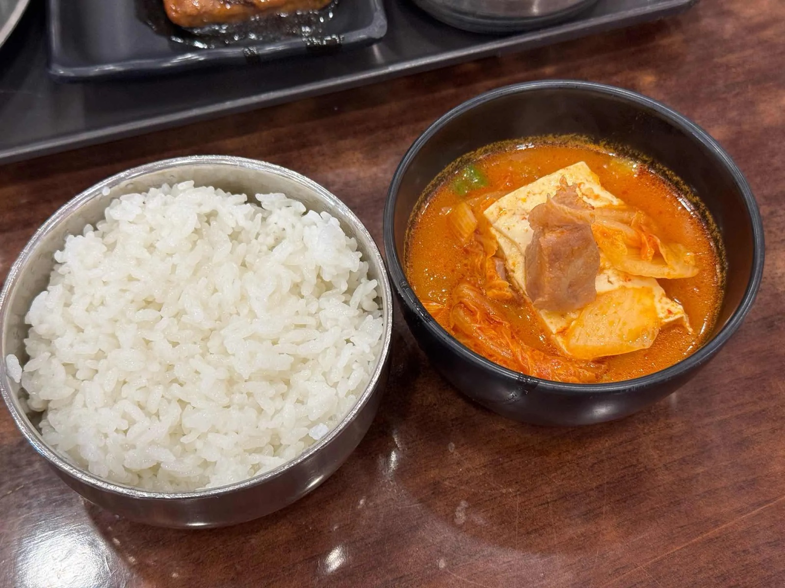 한가람 돼지고기 김치찌개와 밥 모습