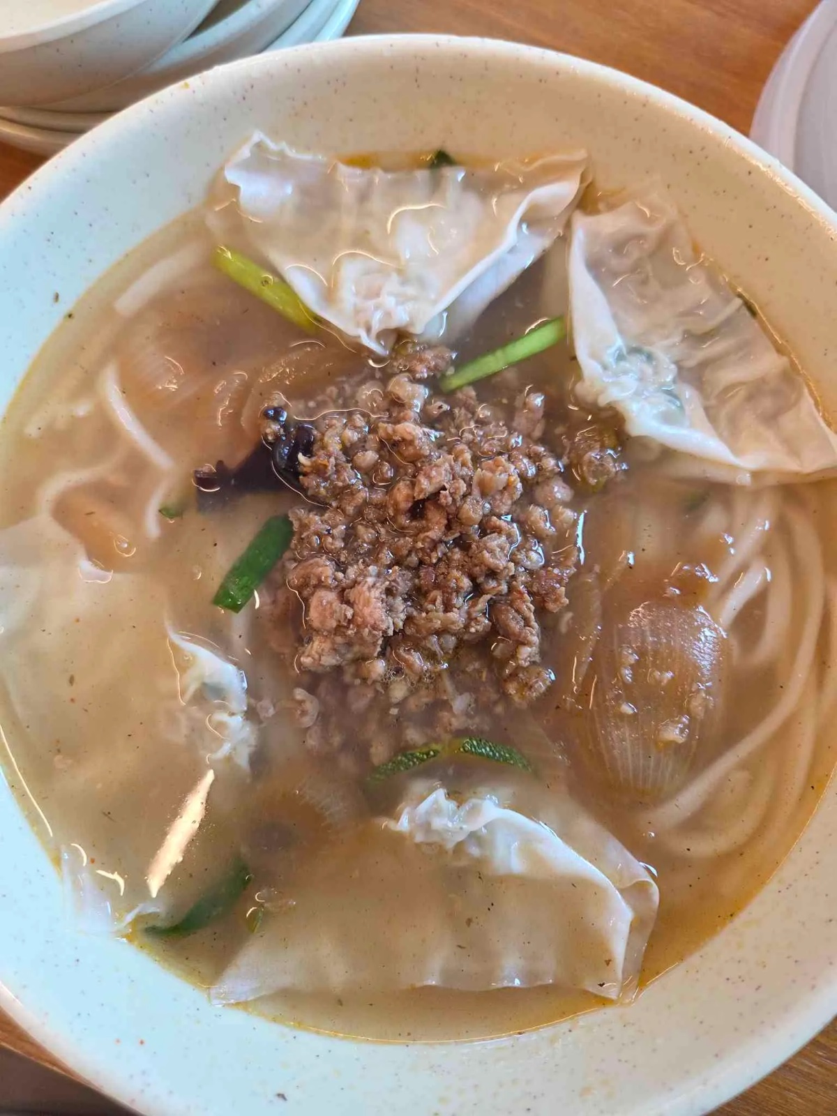 만두가 올라간 칼국수 클로즈업